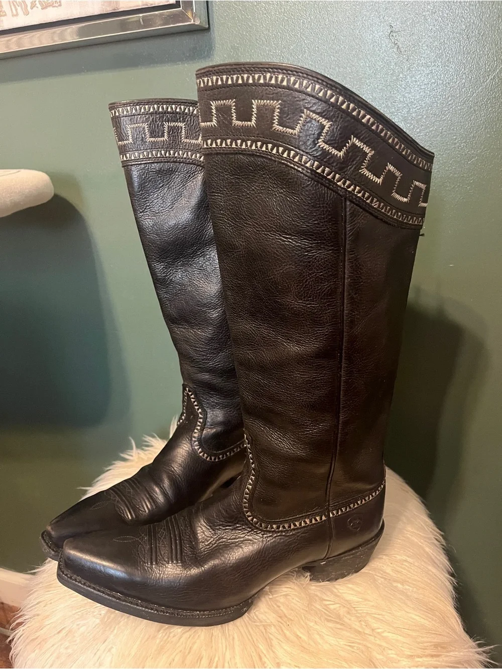 ARIATS !!! Black Leather Cowboy Boots with Decorative Stitching
